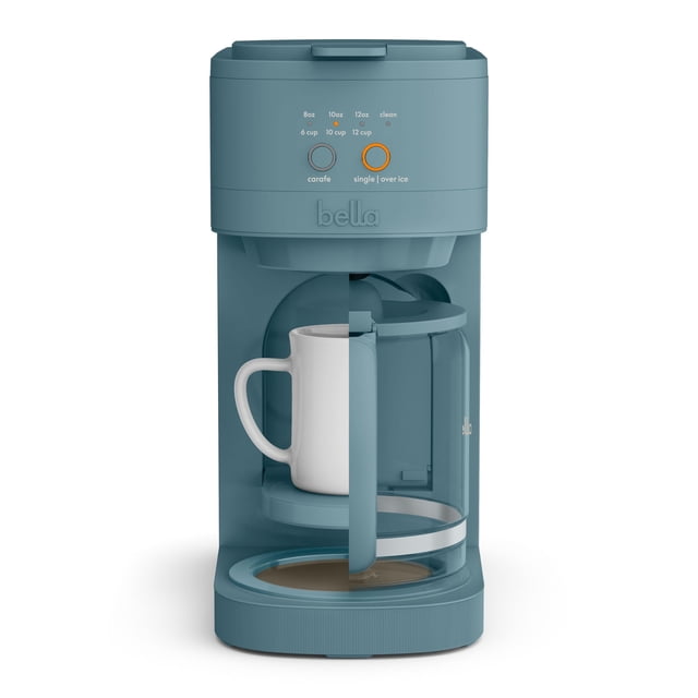 bella versabrew cafetera 2 en 1, prepara garrafas de 3 tamaños y tazas individuales con cápsulas de café o molido, filtro reutilizable y soporte para filtro apto para lavavajillas, función de café hel: vista frontal centrada de la cafetera delgada color Surf con jarra de 12 tazas en la placa térmica y una taza blanca en la posición individual; panel con botones para 8/10/12 oz y modos carafe o single/over ice, depósito de agua de 60 oz con ventana visible, bandeja abatible ajustable para tazas hasta 7" y filtro reutilizable en su soporte; a menudo usada para preparar café con hielo o servir café para llevar.