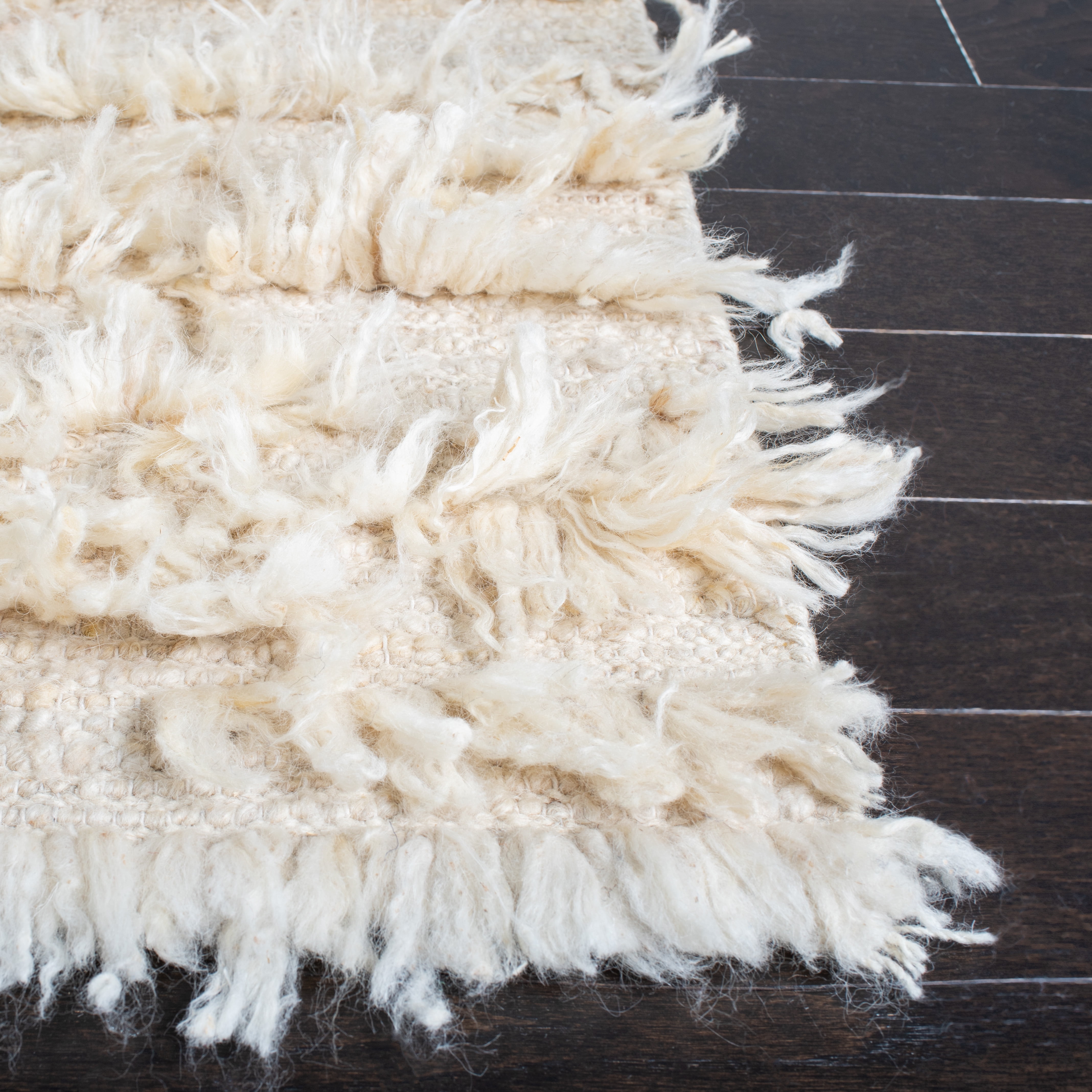 SAFAVIEH Natura Qiana Distressed Runner Rug, Ivory, 2'3" x 8'