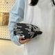 thumbnail image 5 of Bolso Casual de Mujer para Hombro | Bolso de Mano de Cuero PU de Moda, Tote, Cruzado y Mensajero | Correa Ajustable | Satchel Versátil para Uso Diario | Compatible con Teléfono, Cartera y Llaves, 5 of 6