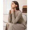 thumbnail image 5 of Suéter de punto trenzado para mujer de AP Otoño e Invierno 2025 Vestido de satén suave e informal disponible en cinco colores para mujer, 5 of 5