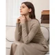 thumbnail image 5 of Suéter de punto trenzado para mujer de AP Otoño e Invierno 2025 Vestido de satén suave e informal disponible en cinco colores para mujer, 5 of 5