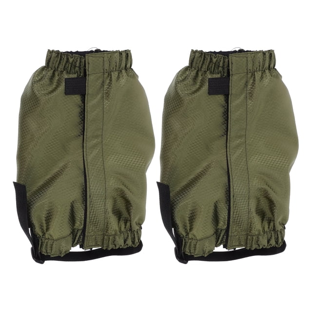 polainas para tobillos, para exteriores, senderismo, montañismo, agua, nieve, impermeables, para senderismo, escalada, color verde oscuro. Par de polainas en tela Oxford verde oscuro, vista frontal centrada, silueta tubular con cierre vertical de velcro, banda elástica fruncida en la parte superior, cordón elástico ajustable y tiras inferiores con gancho para pasar bajo la bota; tamaño aproximado 25x20x0.2 cm, diseñadas para impedir la entrada de agua, nieve y barro, y también usadas para proteger el calzado durante viajes de camping.