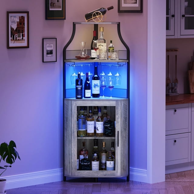 industrial de esquina bar gabinete con iluminación led, glass holder y adjustable estante - gris muebles para small spaces, mueble de esquina frontal con marco metálico negro y MDF gris que ahorra espacio (18,5”x17,7”x60,6”), cinco niveles: repisa superior, tres mostradores con barandilla y portavasos colgante iluminado por tiras RGB ajustables con control remoto, y gabinete inferior con estantes ajustables para botellas. Pies niveladores visibles; ambientación en cocina pequeña.
