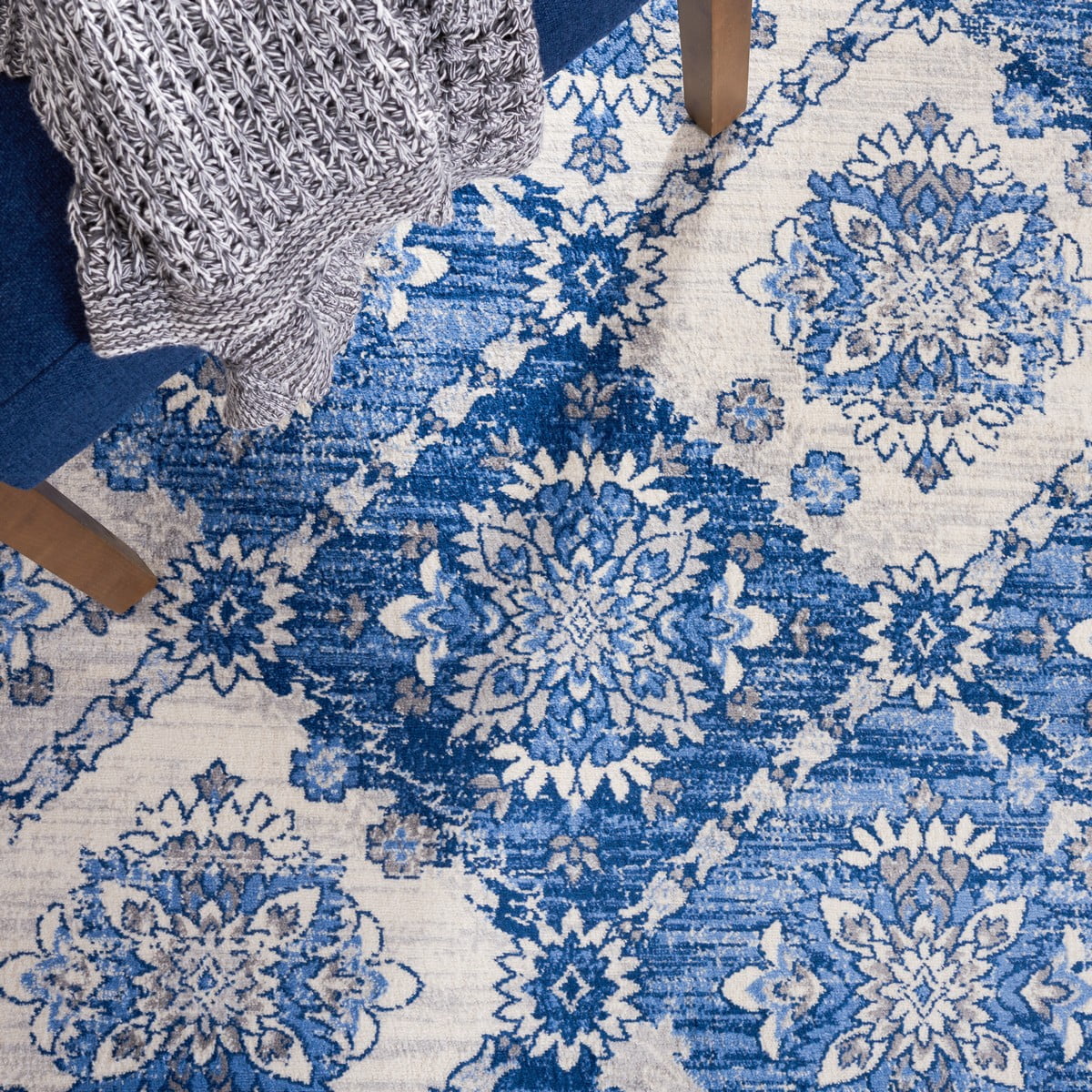 SAFAVIEH Brentwood Joisee Oriental Area Rug, 6'7" x 6'7" Square, Ivory/Blue