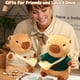 thumbnail image 4 of Peluche TITQWOP Capibara con 9 prendas y accesorios de 26 cm, 4 of 6