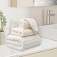 thumbnail image 4 of Set de toallas de rayas de terciopelo caramelo | Toalla de baño de poliéster suave y mullida 70x140 cm Toalla facial 35x75 cm Toalla para el pelo 25x60 cm | Absorbente resistente a arrugas | Set, 4 of 6