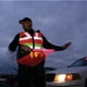 thumbnail image 4 of Bastones de TráFico, BastóN de Control de TráFico, Bastones de Luz de Seguridad, Bastones de SeñAlizacióN para Estacionamiento y Aeropuertos, 16 Pulgadas, 4 Piezas, 4 of 5