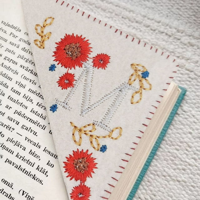 Hml 26 Letters Elegant Personalized Hand Embroidered Corner Bookmark Four Seasons Fun Bookmark Decoration Handmade Custom Letter Bookmark Hand Stitched Corner Bookmark