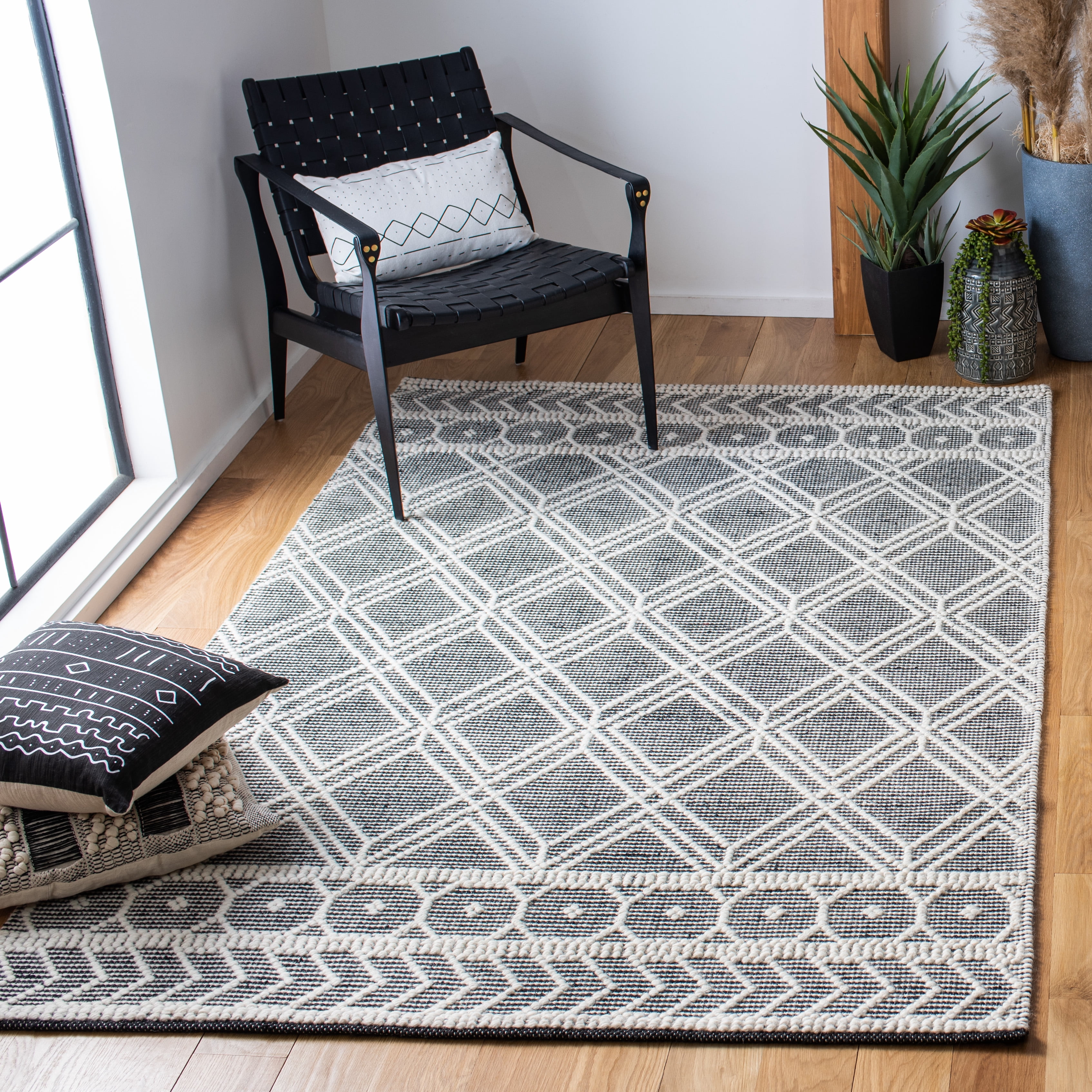 SAFAVIEH Natura Calleigh Geometric Area Rug, Ivory/Black, 5' x 8'