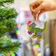 thumbnail image 2 of Colgante de dinosaurio navideño, adorno colgante para árbol de Navidad, decoración festiva para fiestas en el hogar, regalo para niños y adultos, B, 2 of 3