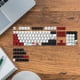 thumbnail image 5 of Juego de teclas PBT de 123 teclas para teclados profesionales de 61, 64, 68, 87, 96, 98 y 108 teclas. Rojo, 5 of 8