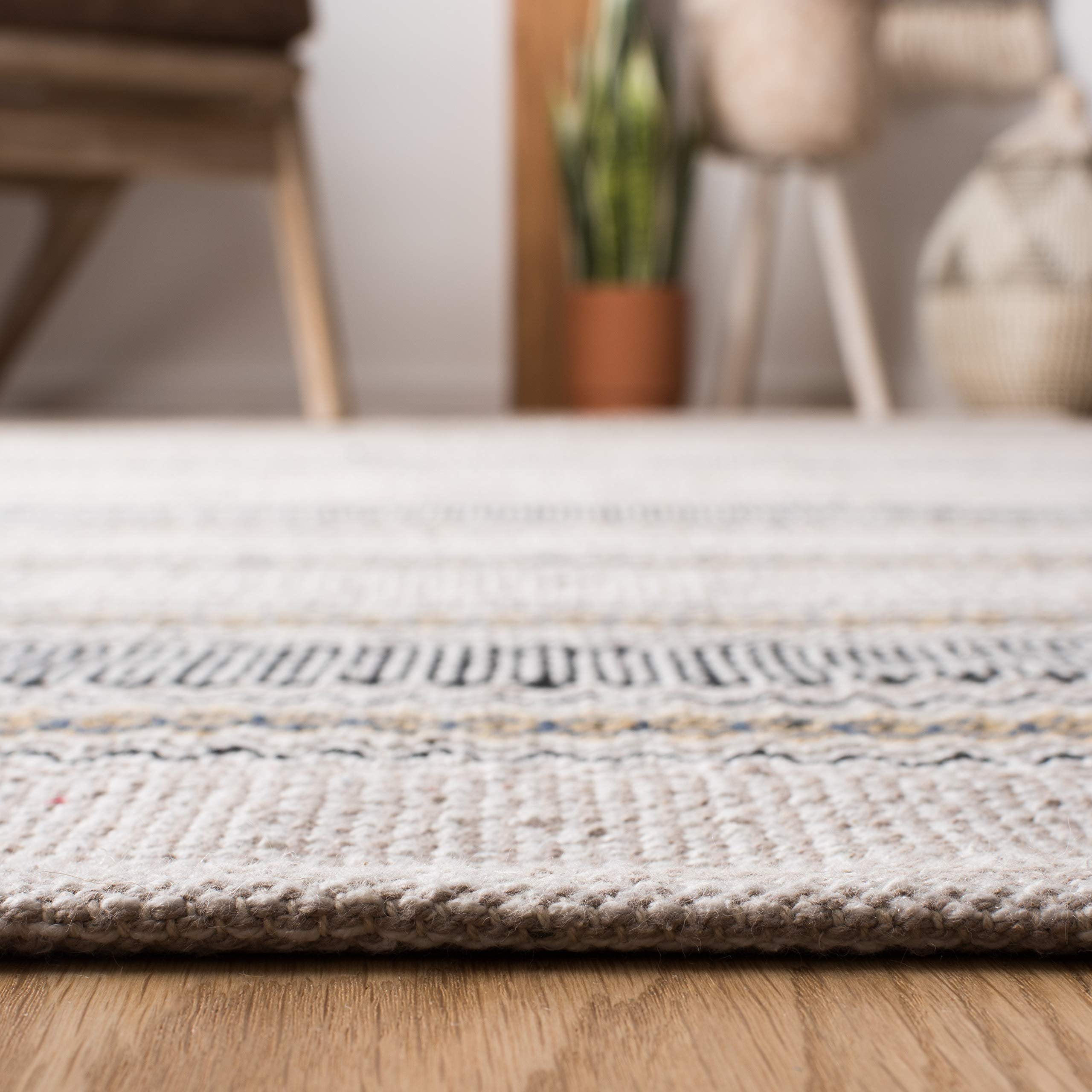 SAFAVIEH Montauk Spots Geometric Striped Cotton Area Rug, Blue/Beige, 4' x 6'