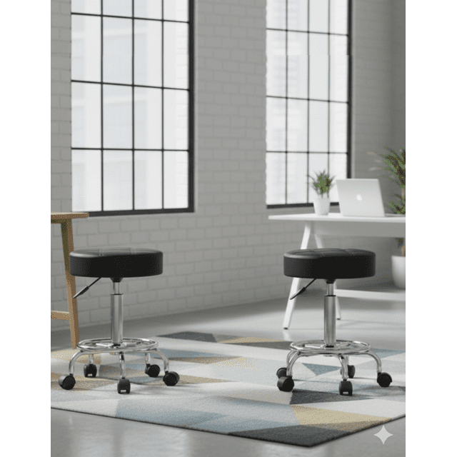 set de 2 bancos giratorios con ruedas negros | asiento con ruedas móvil moderno multiusos, dos taburetes negros con asiento redondo acolchado y base cromada de cinco patas con ruedas giratorias y palanca de ajuste, colocados en un estudio luminoso junto a escritorio y alfombra geométrica; también son adecuados como asientos móviles para tareas en oficina o tocador.