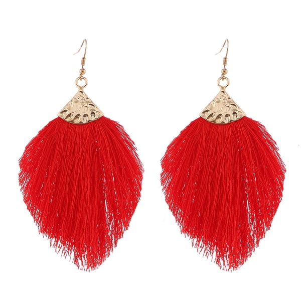 UN IMPRESCINDIBLE DE LA MODA: haga una declaración con nuestros elegantes aretes de plumas con flecos.