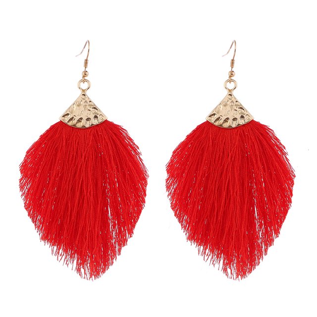 UN IMPRESCINDIBLE DE LA MODA: haga una declaración con nuestros elegantes aretes de plumas con flecos.