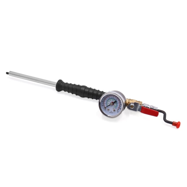tubo inflador conector con manómetro de presión del neumático para coche camión con mango extractor de núcleo, vástago metálico largo y mango de goma antideslizante negro; manómetro redondo con carátula marcada y acoplador rápido con palanca roja sobre fondo blanco. También suele usarse como herramienta portátil para extraer núcleos de válvula en tareas de mantenimiento rápido.