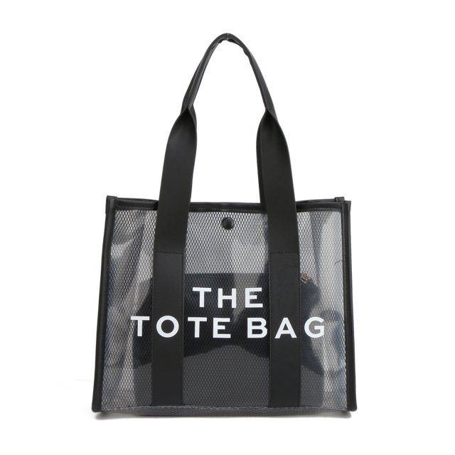 bolso de mano tipo bandolera con diseño de letras y transparente de estilo moderno Bolso tote negro transparente con panel de malla y letras blancas "THE TOTE BAG", asas dobles planas negras, cierre broche y bolsa interior negra visible; vista frontal centrada. Suele usarse como accesorio diario manos libres para trabajo o salidas informales.
