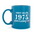 thumbnail image 2 of Taza de café Silver Buffalo JAWS Amity Island Poblation 590 ml, 2 of 8