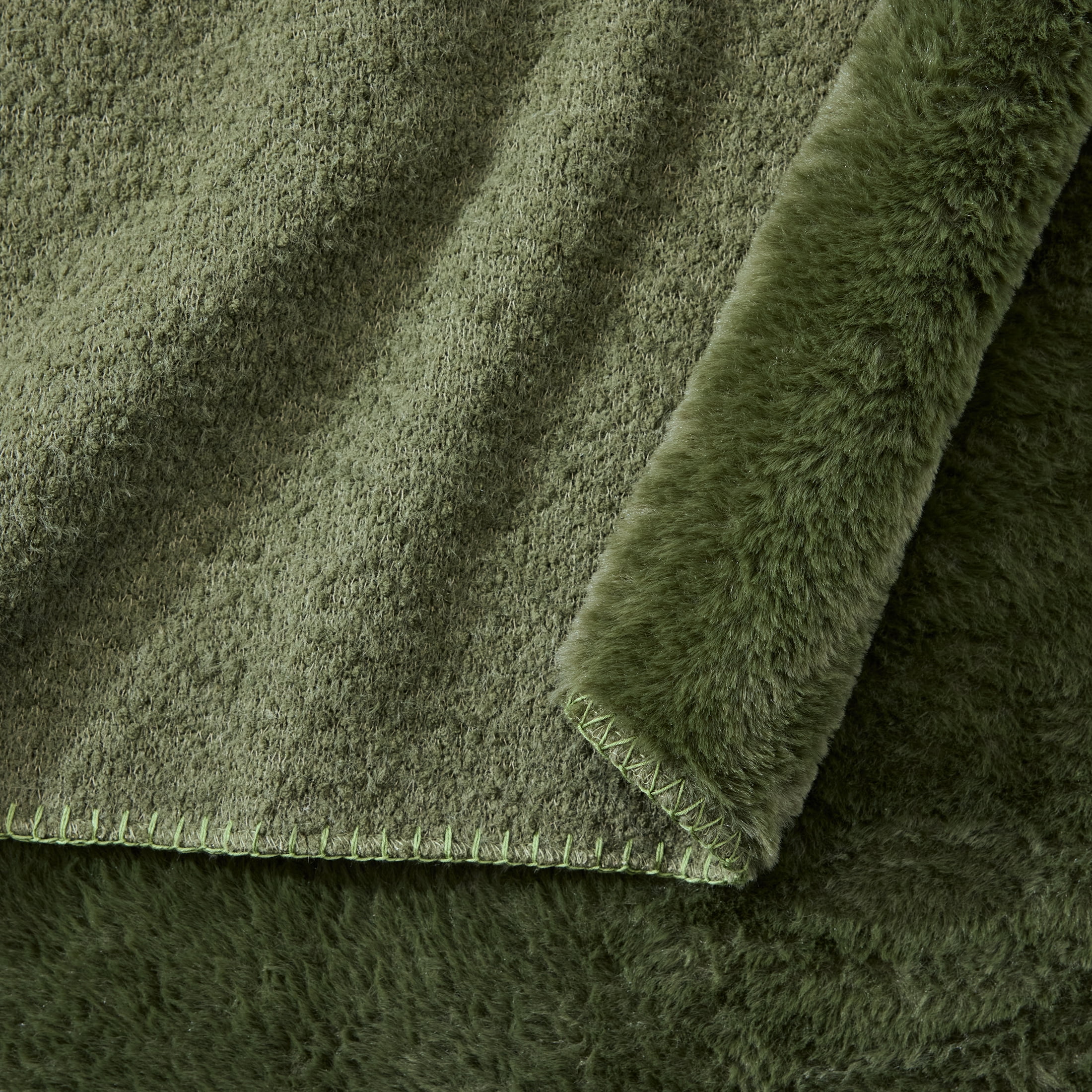 Better Homes & Gardens Cypress Tree Boucle Reverse to Faux Fur Oversized Throw, 50 in x 72 in
