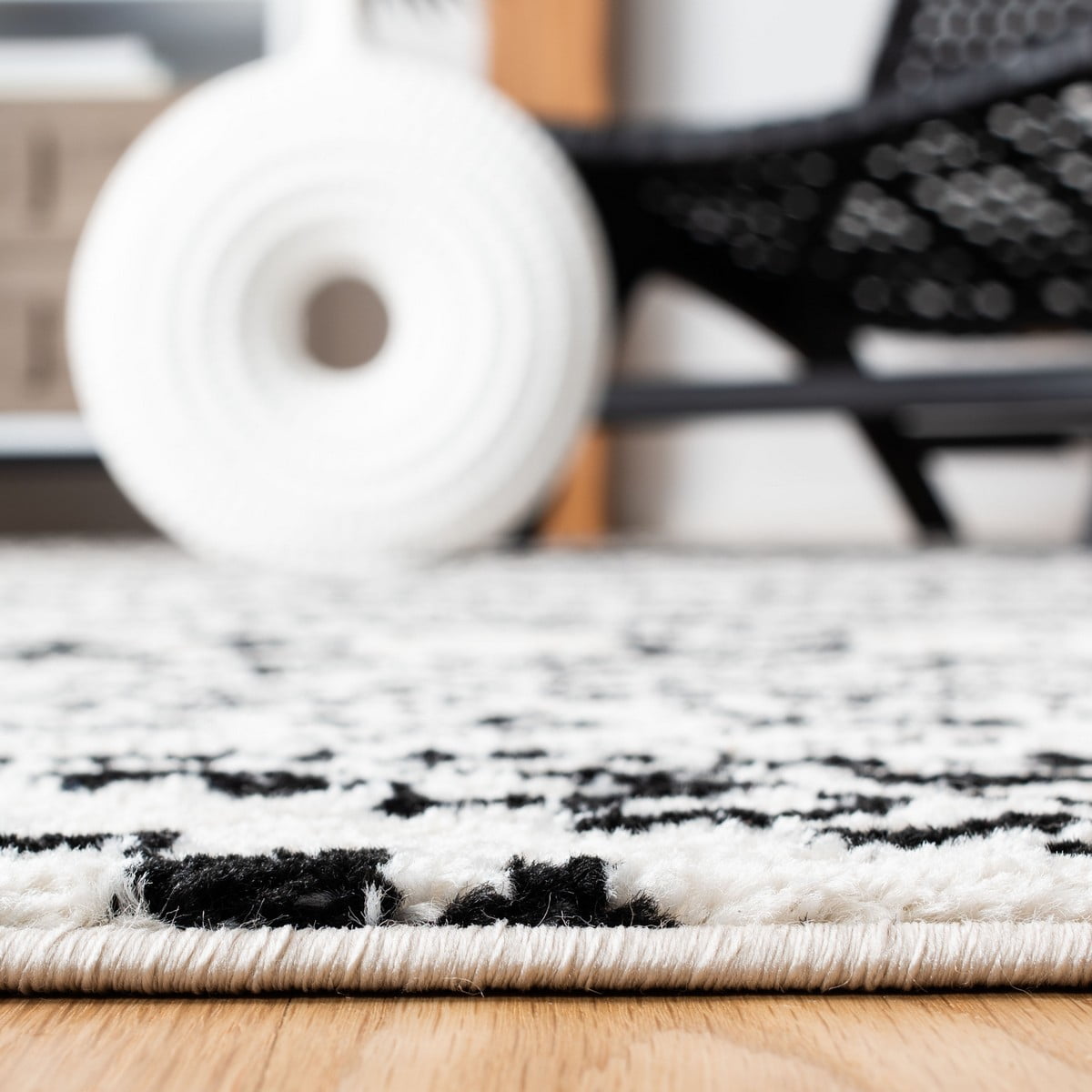 SAFAVIEH Tulum Lakisha Distressed Southwestern Area Rug, 6' x 9', Ivory/Black
