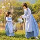thumbnail image 3 of Fotografía pastoral de niña de granja con cuadros azules, traje para padres e hijos, 3 of 6