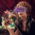 thumbnail image 3 of Mascarilla veneciana de encaje con cristales y flores de lirio para Halloween, mascarada y fiesta de disfraces (morada), 3 of 7