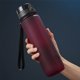 thumbnail image 4 of Botella de agua deportiva premium con tapa abatible a prueba de fugas - Plástico ecológico y libre de BPA - Imprescindible para el gimnasio, yoga, correr, actividades al aire libre, ciclismo y camping, 4 of 8