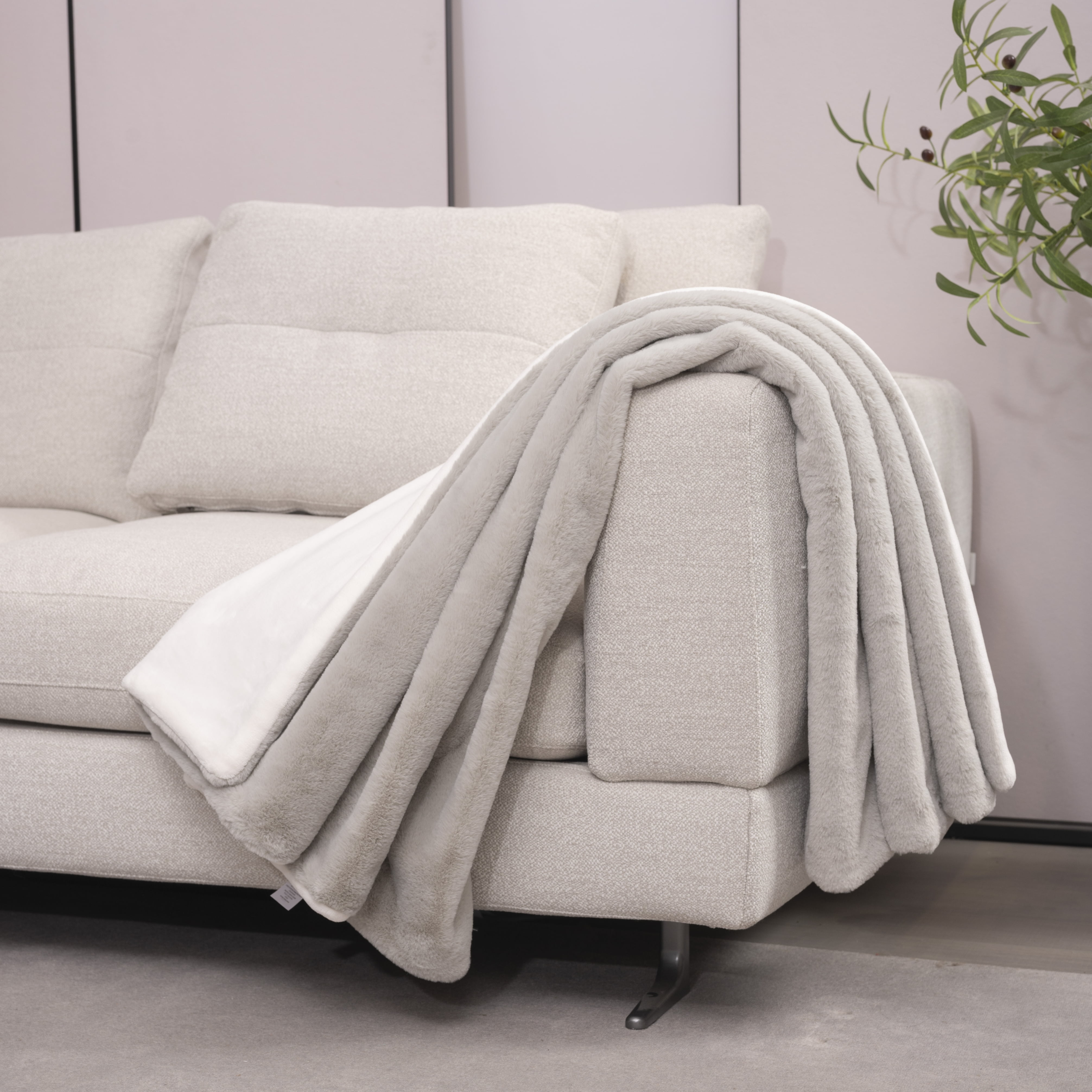 Mellowdy Faux Rabbit Fur Throw Blanket (Milky White, 50x60 inches) - Luxury, Silky, Fluffy Throw