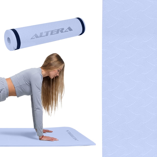tapete para yoga altera yogatpe 9 mm de 183 x 61 cm c/ correa fitness Azul maya, vista 3/4 con el tapete extendido y una persona en plancha sobre la superficie acolchada; logotipo Altera visible, grosor de 9 mm, textura antideslizante en patrón ondulado, material impermeable y correa para transporte enrollada. Suele usarse también para pilates y meditación.