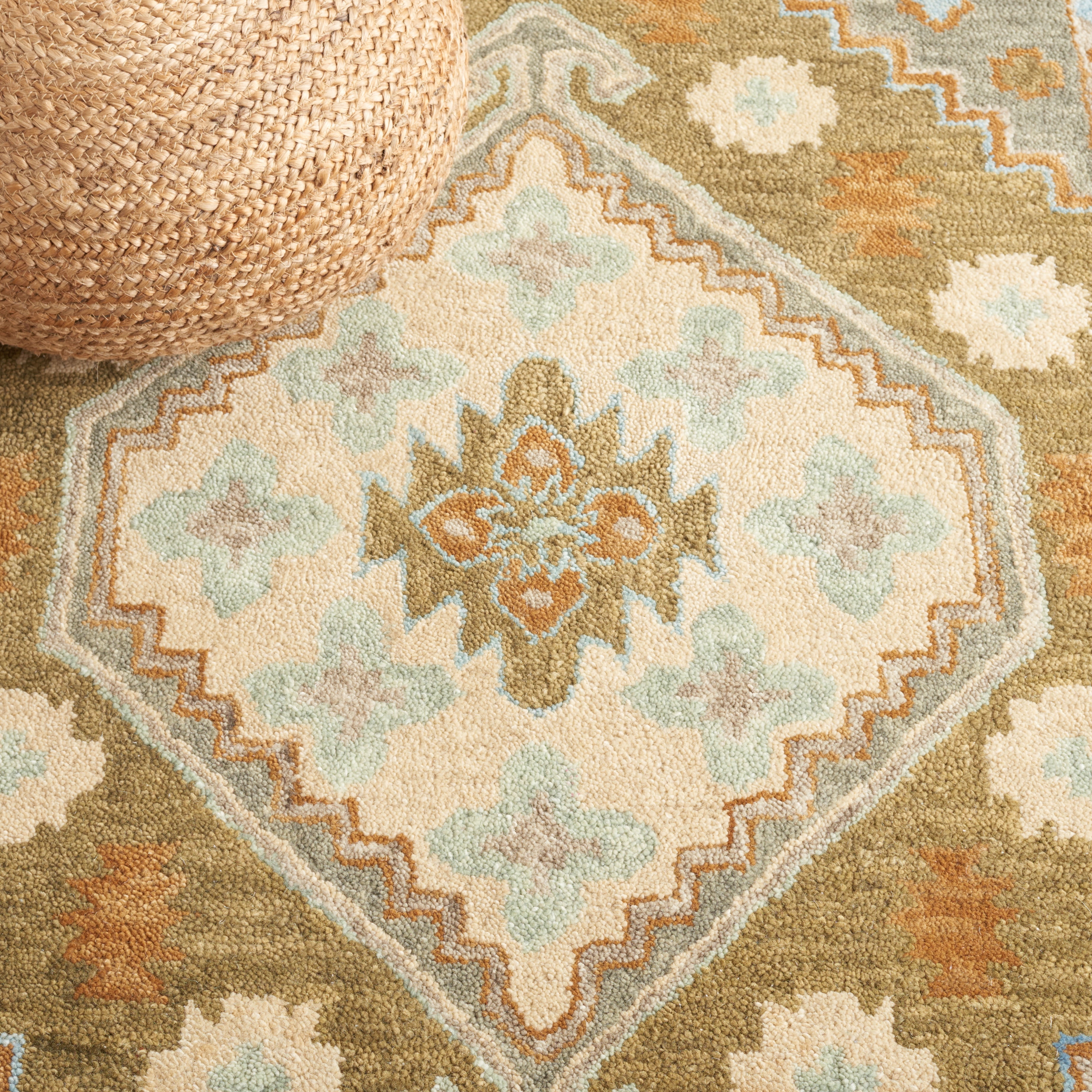 SAFAVIEH Heritage Devon Oriental Area Rug, Ivory/Light Blue, 4' x 6'