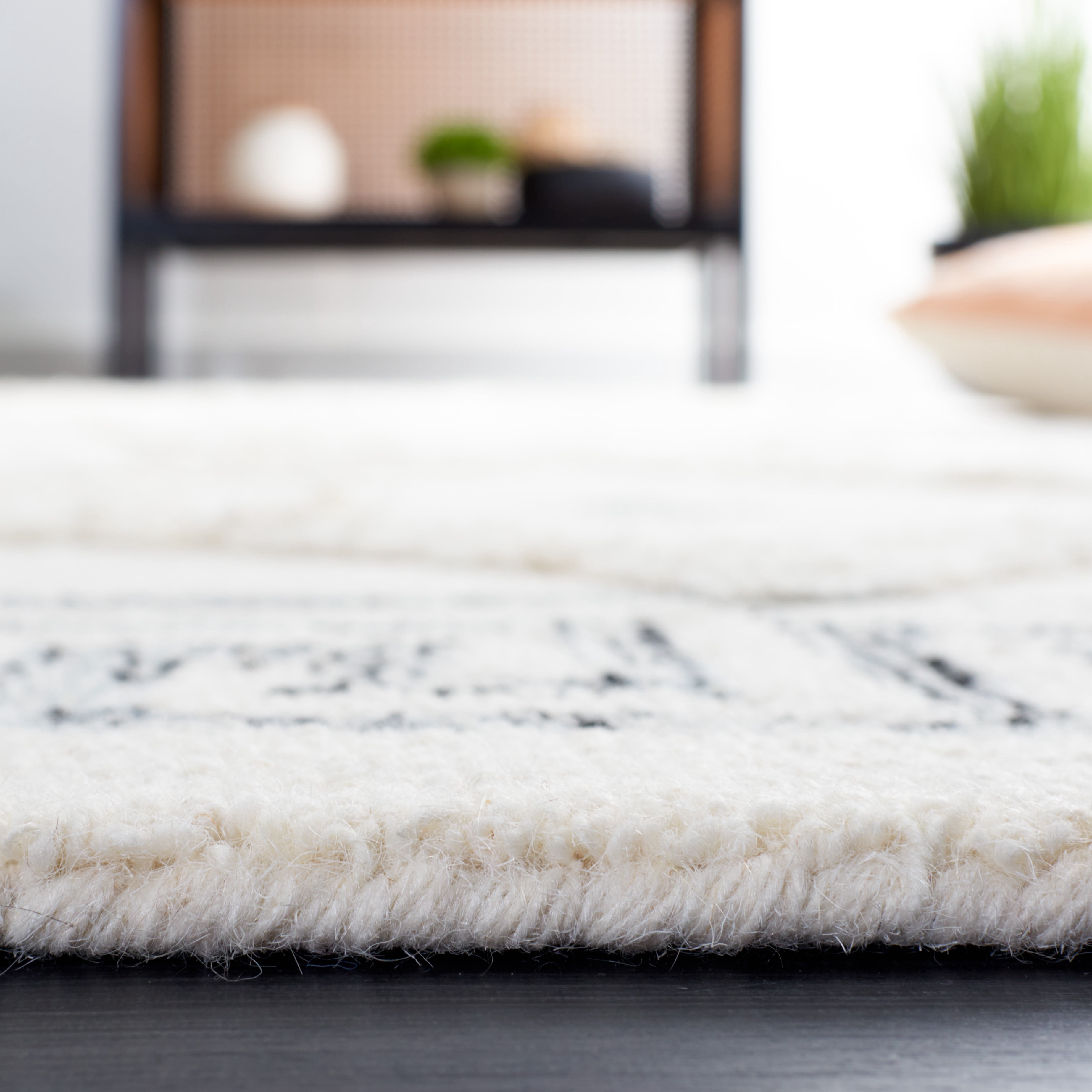 SAFAVIEH Casablanca Hyram Medallion Area Rug, Ivory/Black, 4' x 6'