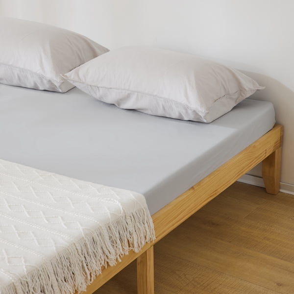Alvantor Queen Size Solid Wood Platform Bed Frame with Poplar Slats in Natural Pine Finish