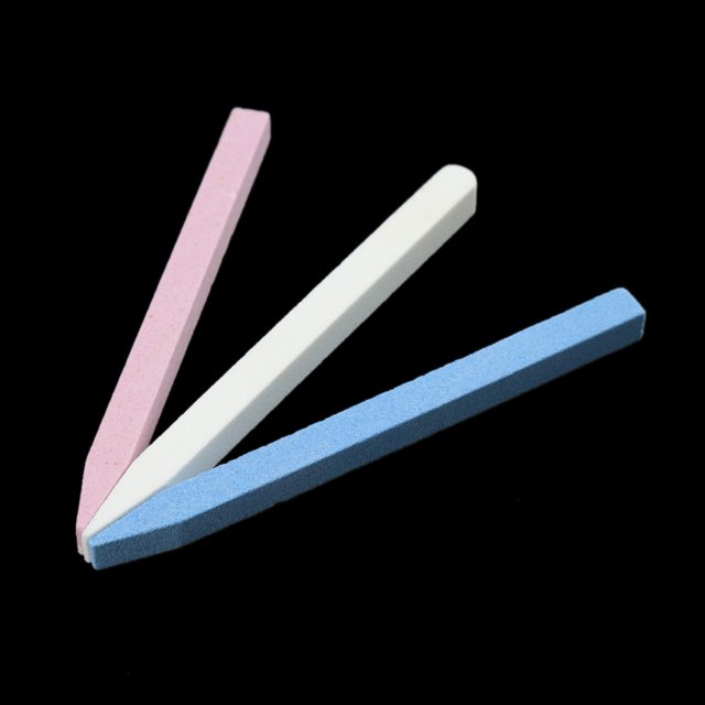 Lima de uñas profesional en 3 colores: rosa, azul y blanco, ideal para manicura y pedicura. Diseño en V para un acabado perfecto.