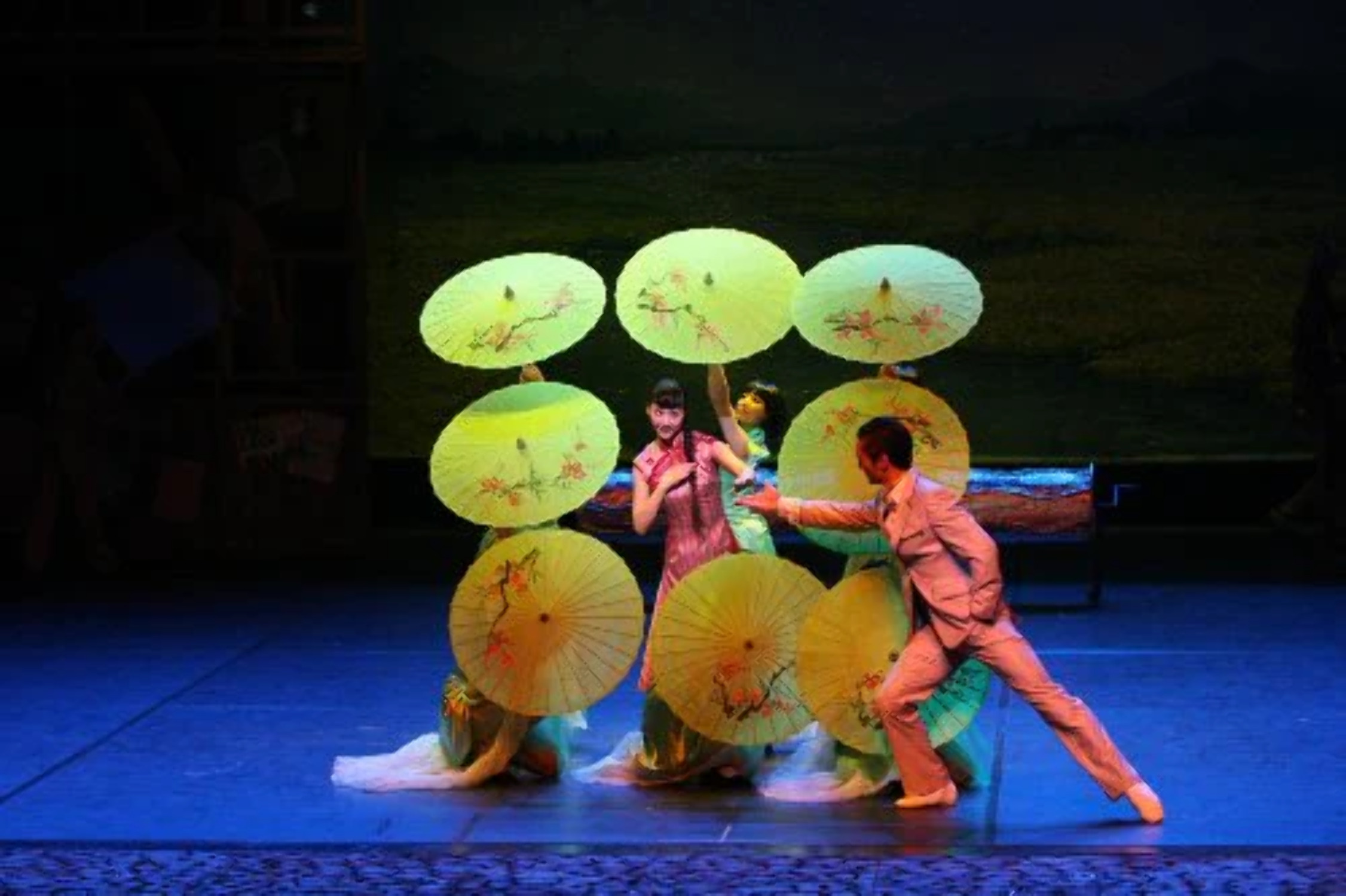 Shanghai Story (DVD), Decca, Music & Performance