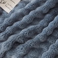 thumbnail image 5 of Manta de piel sintética COOVA, 152 x 203 cm, felpa azul oscuro, 5 of 5
