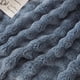 thumbnail image 5 of Manta COOVA de piel sintética de conejo de felpa 127 x 152 cm, color azul, 5 of 5