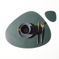 thumbnail image 1 of Juego de 2 manteles individuales y posavasos de piel sintética, forma de adoquín, aislamiento térmico, resistente a las manchas y antideslizante (verde oscuro, 2), 1 of 5
