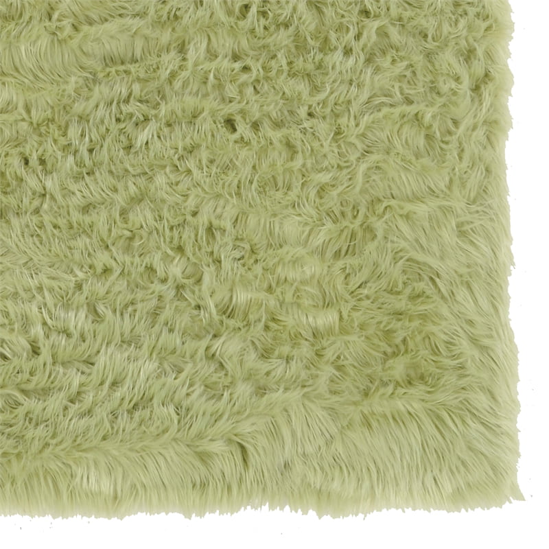 Linon Shep Faux Fur Tufted Acrylic 20x30 Rug in Green