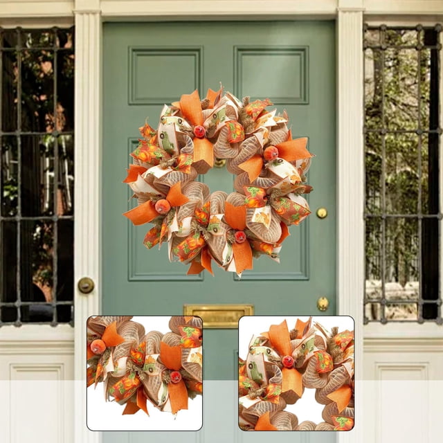 corona de otoño para colgar en pared, adorno rústico con lazo, corona artificial para el día de acción de , decoración para cafetería corona artificial redonda de 45 cm; vista frontal centrada sobre puerta verde; lazos y cintas de tela multicolor en tonos naranja, beige y crema, decorada con mini bayas artificiales y motivos de calabaza impresos, textura plisada visible; indicada para entrada, pared, ventana o cafetería, uso en Acción de Gracias y Halloween, también adecuada como regalo.