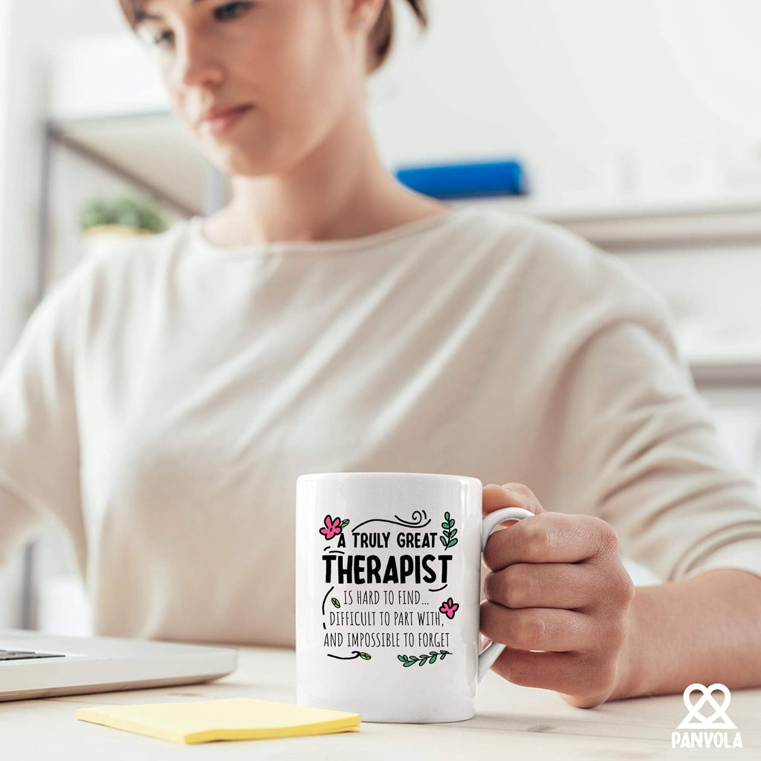 Mug Panvola Humoristique Pour Kiné/physiothérapeute - 'Un Bon Thérapeute Est Difficile à Trouver' - 325 Ml - Céramique Noir/blanc
