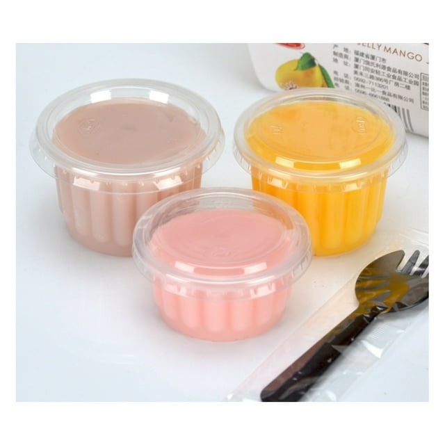 100 vasos desechables de gelatina, vasos de plástico para porciones con tapas — tres vasos transparentes acanalados y apilables con tapas de cierre a presión, contienen gelatina rosa, melocotón y amarilla; diámetro superior 6.99 cm, alto 3.18 cm, capacidad 150 ml; adecuados para condimentos, salsas y muestras.