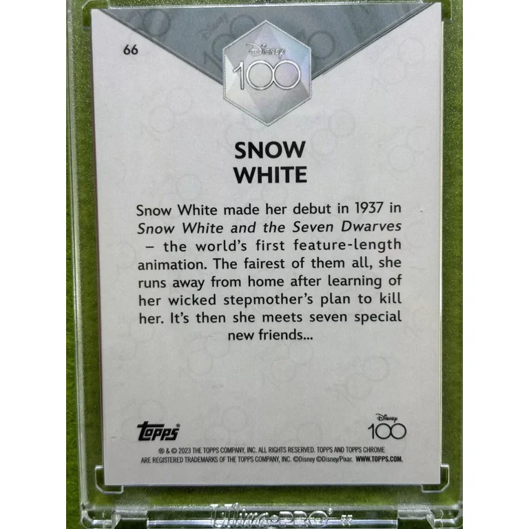 Snow White DISNEY 100 PINK REFRACTOR # /399 SP CARD 2023 Topps