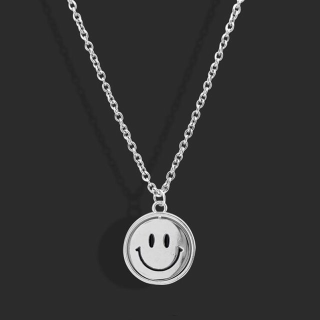 Collar con cara sonriente giratoria de estilo hip hop para hombre y mujer, colgante de expresión de doble cara para pareja callejera