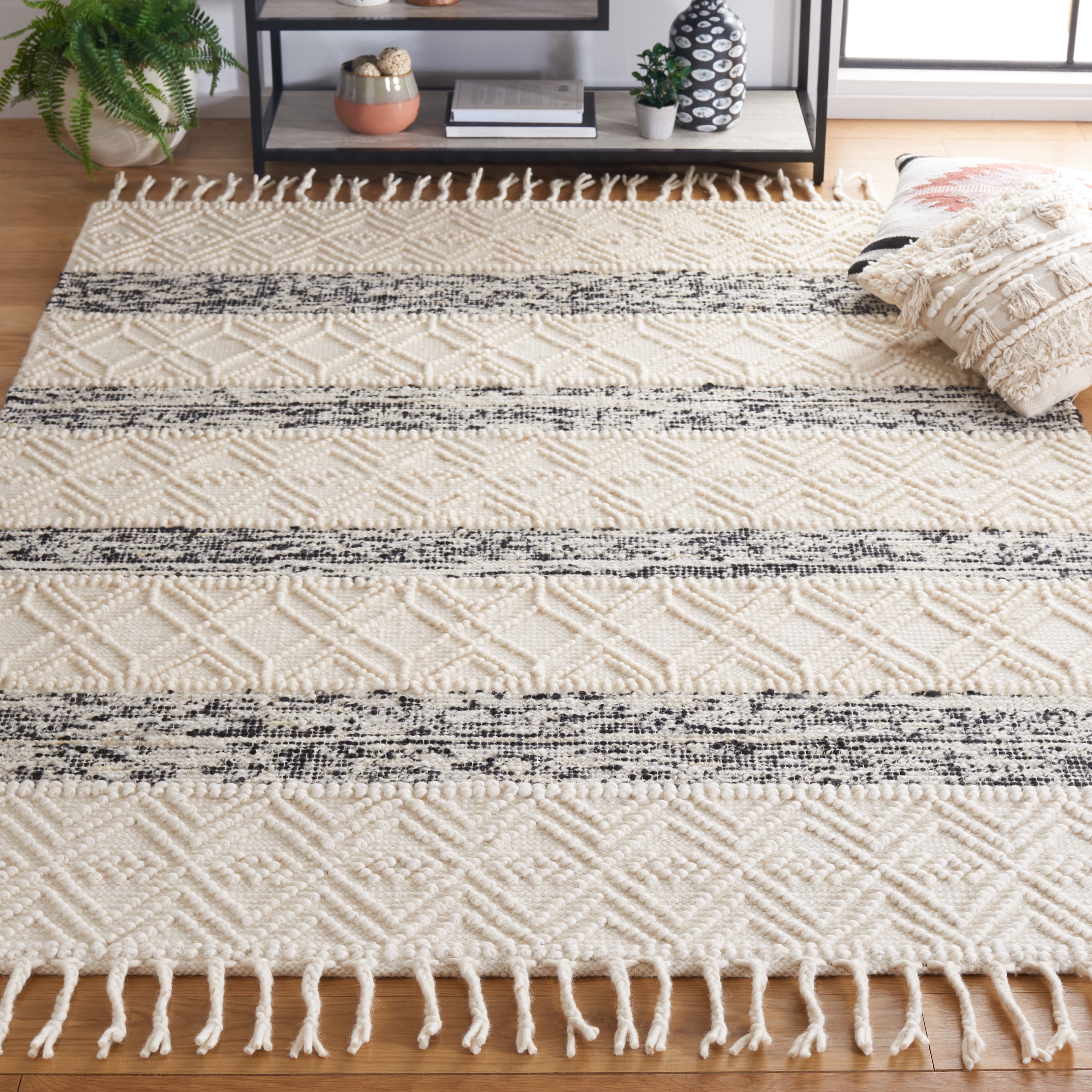 SAFAVIEH Natura Salvador Southwestern Area Rug, Ivory/Black, 3' x 5'