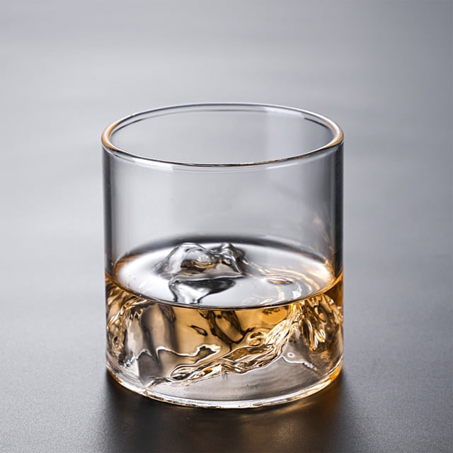 vaso de whisky de 300 ml, vaso de vidrio transparente de gran capacidad con cuerpo cilíndrico y base geométrica gruesa antideslizante; vista frontal, vaso centrado con líquido ámbar y borde liso, adecuado para bar en casa y coctelería, también usado frecuentemente para vino tinto o bebidas mezcladas.