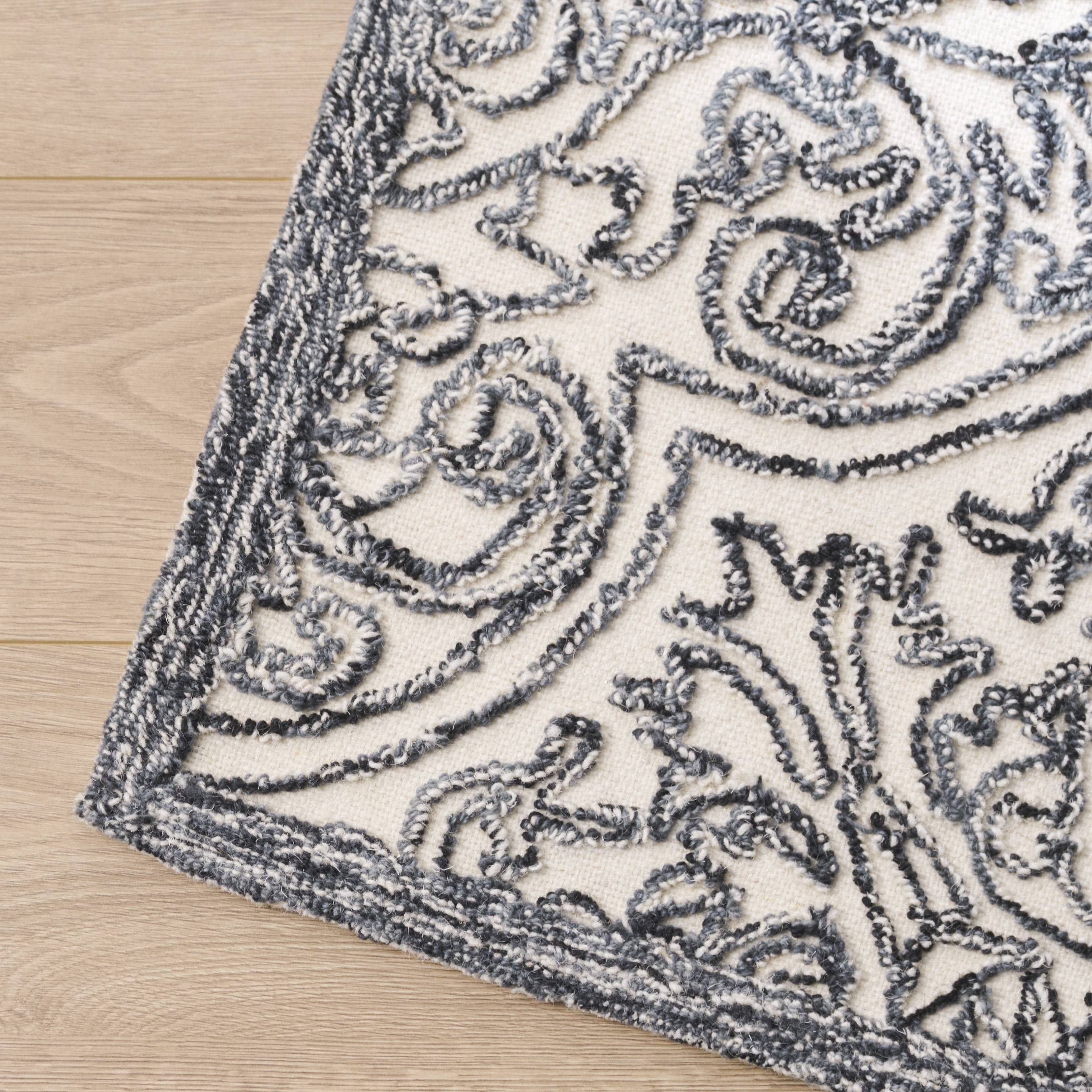 Safavieh Martha Stewart Trace Justina Floral Area Rug, Ivory/Black, 4' x 6'