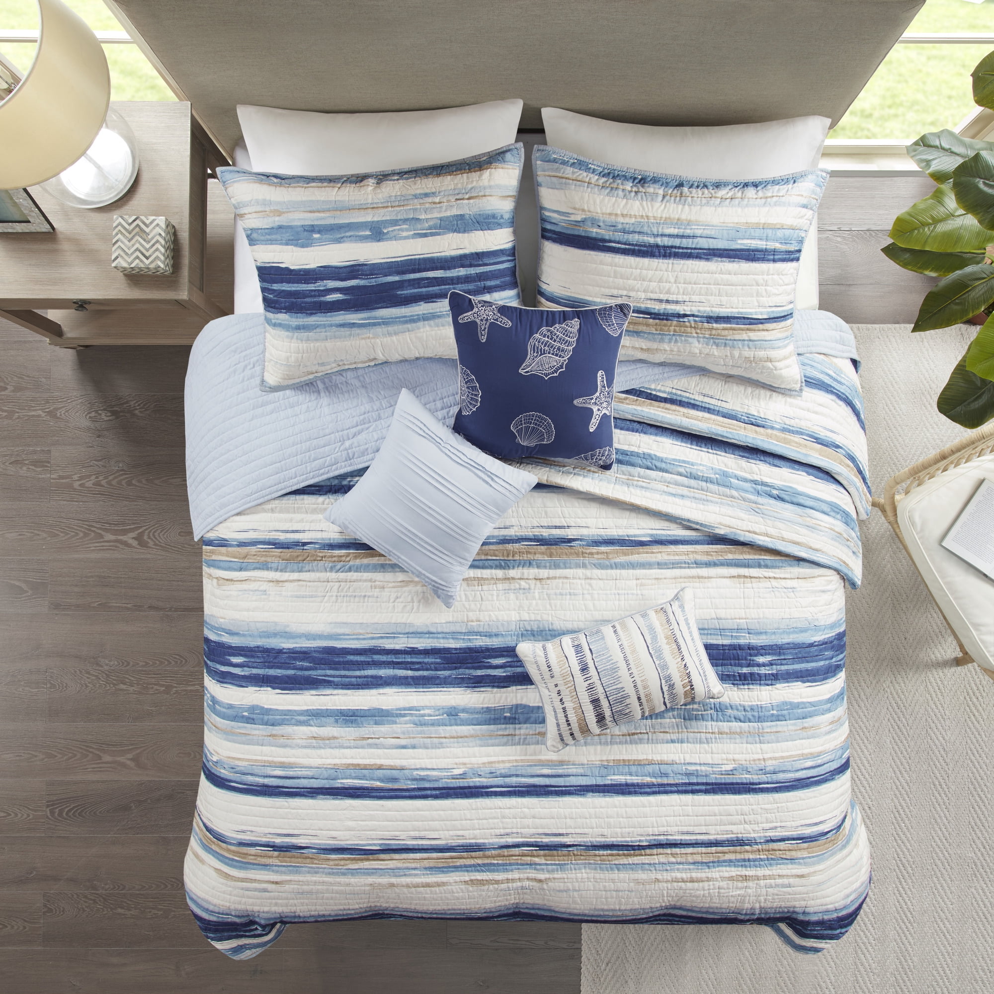 Madison Park Marina 6 Piece Printed Quilt Set with Throw Pillows in Blue