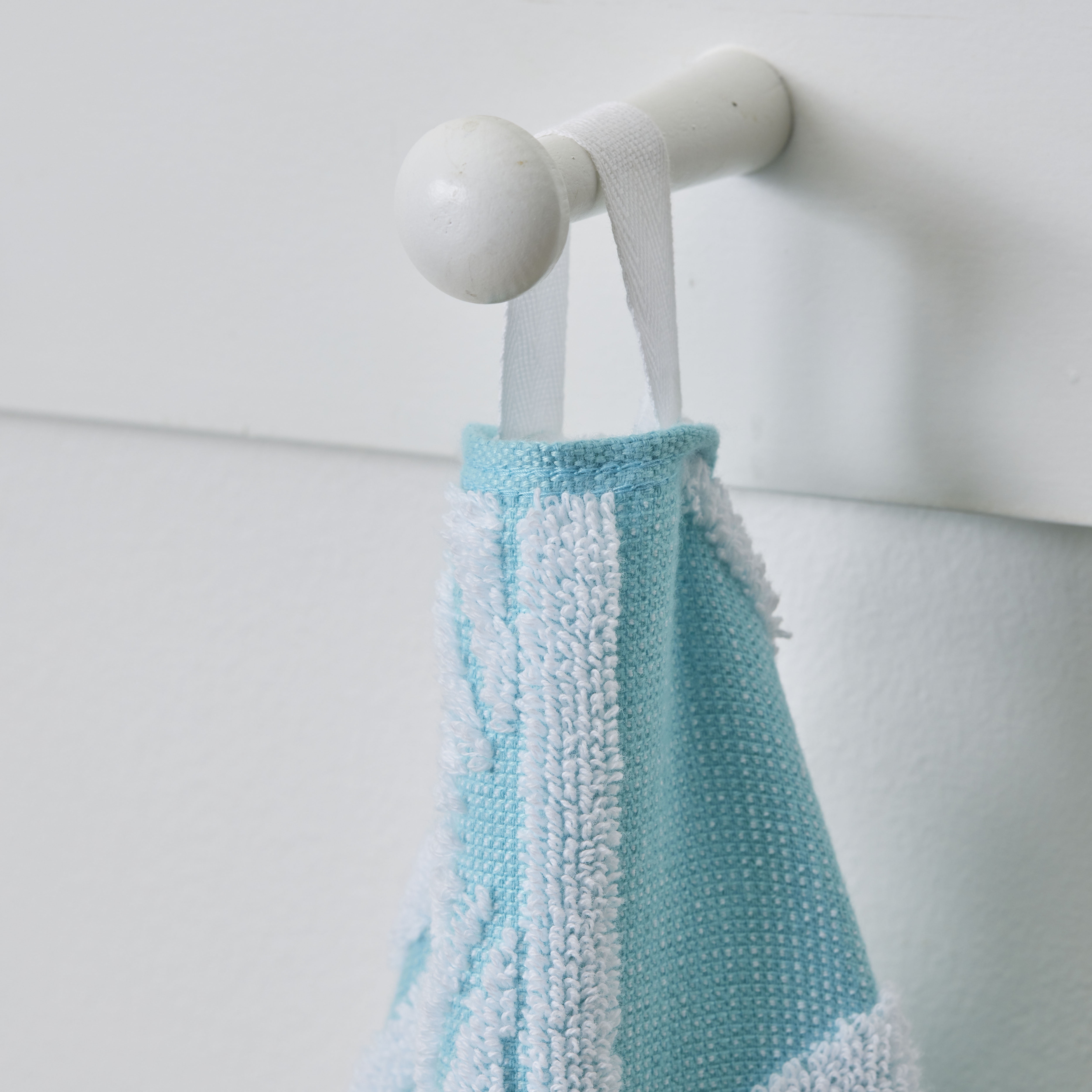 Better homes & gardens coastal bath towel teal sale