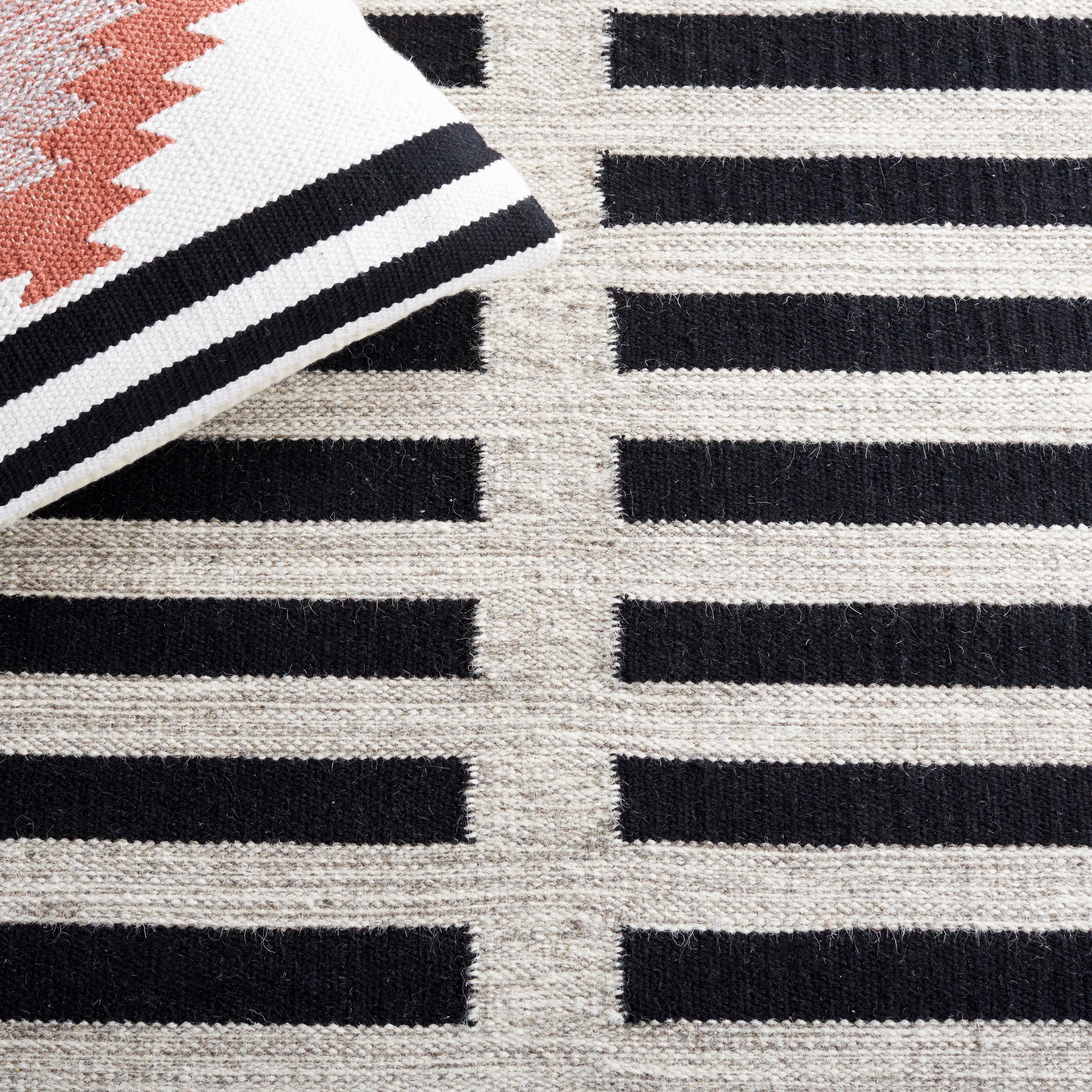 SAFAVIEH Striped Kilim Cady Striped Area Rug, Beige/Black, 4' x 6'