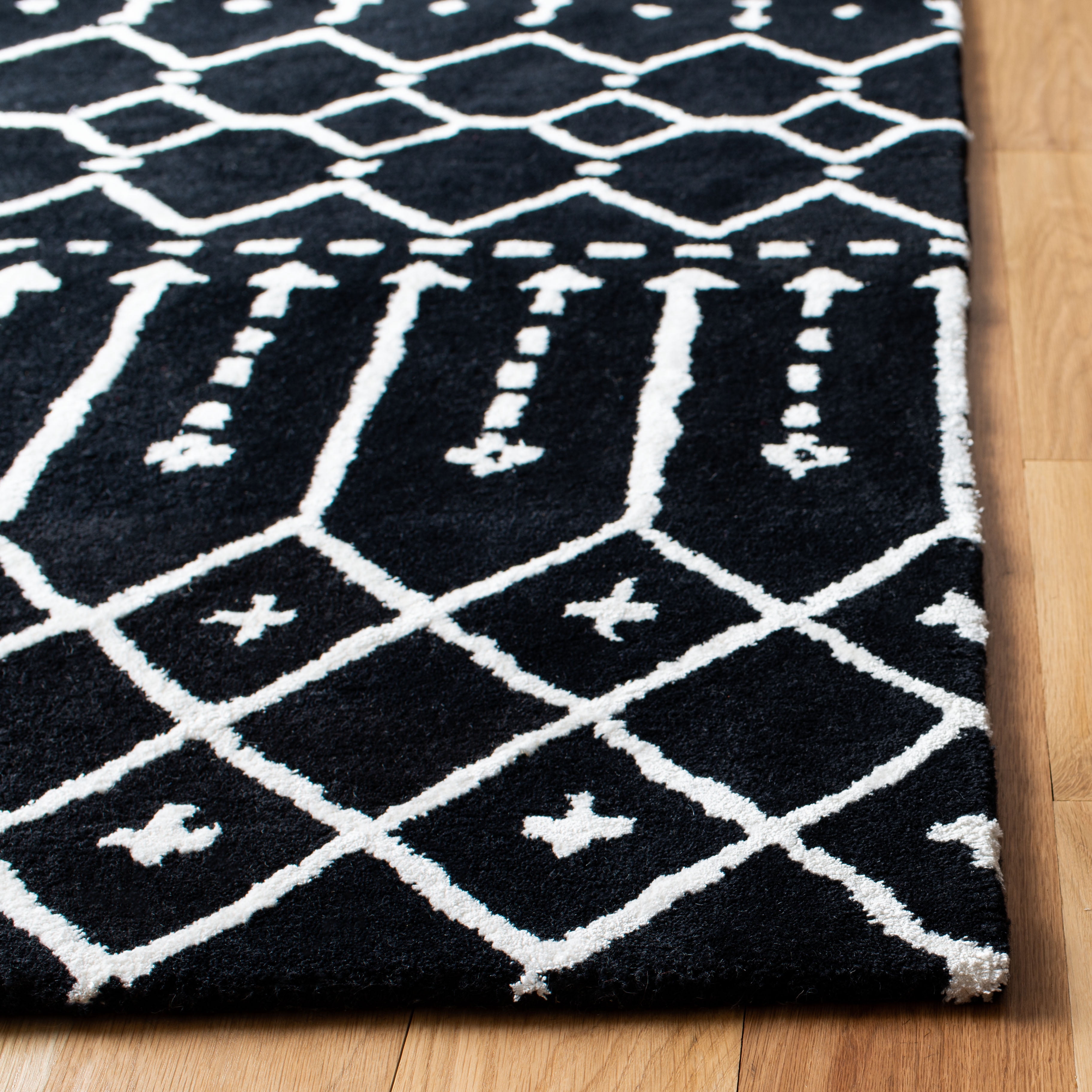 SAFAVIEH Himalaya Darin Geometric Wool Area Rug, Black/Ivory, 8' x 10'